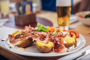 The Hochwurzenhütte delights guests with regional specialties, a cozy alpine atmosphere, and breathtaking views of the winter mountain landscape.