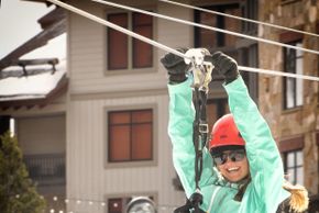Einmal mit der Alpine Rush Zip Line in schwindelerregender Höhe über den West Lake schweben? Copper hat einiges für seine Gäste in petto.