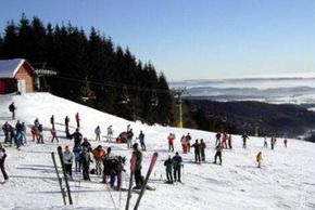 Das Skigebiet liegt auf einer Höhe von 620 bis 865 Meter.
