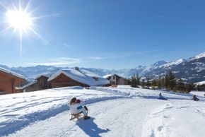 Neben dem Skifahren locken Rodelbahnen für alle Winterurlauber