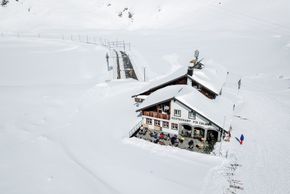 Im Piz Calmot kannst du dir Gerichte aus der Schweizer Küche schmecken lassen.