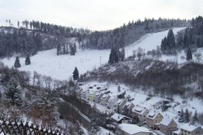 Skilift Albstadt-Tailfingen: Das Pistenglände im Schalkental - aus Perspektive vom gegenüberliegenden Wohngebiet Lammerberg