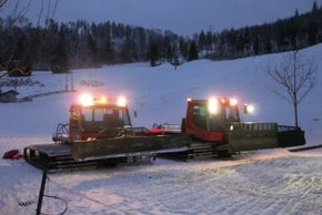 Moderner (links) und alter PistenBully des WSV Tailfingen. Mit der neueren Bully-Version werden beide Abfahrten und der Snow-Funpark präpariert. Das Altmodell sorgt für Parkplatz-Schneeräumung.
