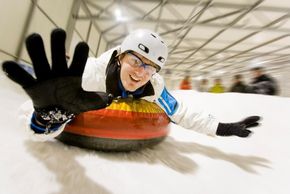 Tubingspaß im 60 Meter langen Eiskanal auf großen Reifen