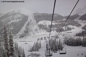 Blick über die verschneiten Hänge hinunter ins Tal!