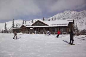 Die Black Mountain Lodge bietet seinen Gästen eine schöne Sonnenterrasse in geschützter Lage.