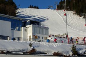 Der Natur wird bspw. hier am Nordhang mit fest installierten Schneekanonen bei Bedarf nachgeholfen