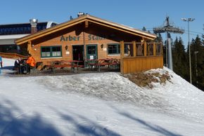 Seit 2012 befindet sich an der Bergstation der Sesselbahn Sonnenhang der urige Arber-Stadl.