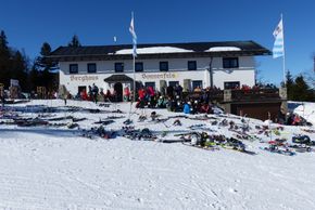 Das Berghaus Sonnenfels ist nicht nur zur Mittagszeit gut besucht und überzeugt mit toller Sonnenterrasse.