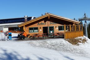 Die neueste Berghütte im Skigebiet: Der Arber Stadl samt sonniger Terrasse