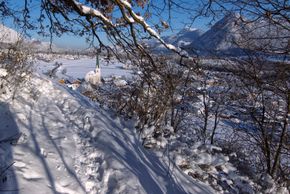 Eine Winteraufnahme vom Dorf Wiesing mit der Pfarrkirche Wiesing,