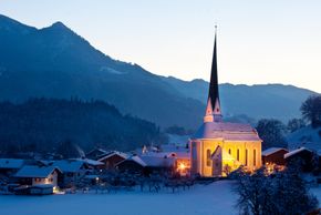 abendliche Aufnahme der Pfarrkirche von Wiesing
