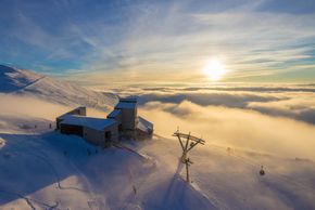 Während im Tal noch der Nebel festsitzt kann man oben am Berg schon die Sonne genießen.