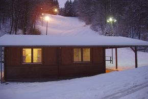Skifahren ist in Bad Lautersberg dank der Flutlichtanlage auch abends möglich