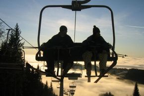 Mehrere Skilifte befördern die Wintersportbegeisterten zu den Pisten.