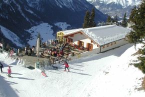 Die Skihütte lädt zur Einkehr ein.