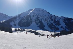 Sonnige Abfahrt an der neuen Thanellerbahn.