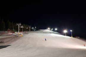 Die Egghof-Piste wird zum Nachtskifahren beleuchtet.