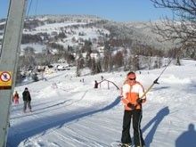 Im Skigebiet gibt es moderne Liftanlagen.