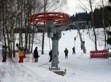 Mehrere Skilifte bringen dich zur Bergstation.