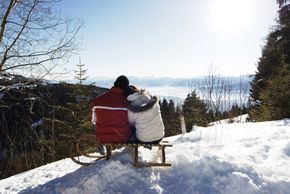 Beim Rodeln lässt sich das Alpenpanorama genießen.