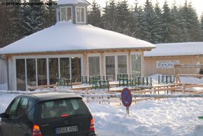 Der Geißkopf Pavillon neben der Zentralkasse lockt Aprés Ski Liebhaber an