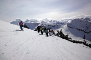 Skifahrer queren auf der Teton Vista Traverse, um einen Blick auf den 4197m hohen Berg Grand Teton zu erhaschen.