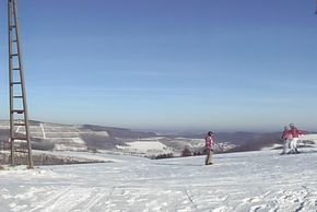 Am oberen Ende des Schlepplifts angekommen kann man einen wunderbaren Ausblick ins Sauerland genießen.