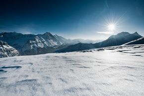 Wunderschöne Aussicht im sonnigen Skigebiet Grindelwald-First