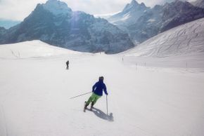 Unterwegs in Grindelwald First mit Blick auf Mönch (4107m) und Jungfrau (4158m)
