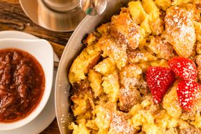 Österreichische Schmankerl wie der Kaiserschmarrn dürfen im Skigebiet nicht fehlen.