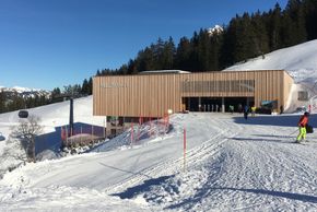 Die in Holz-Architektur gestaltete Bergstation der Mellaubahn.