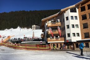 Im Ortsteil Uga laden direkt an der Talstation gleich zwei Après-Ski-Lokale zum Absacker nach dem Skifahren ein.