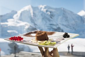 Nach dem Skifahren kannst du dich von kulinarischen Köstlichkeiten verwöhnen lassen.