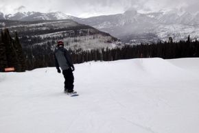 Blick auf den Freestyle Terrain Park unterhalb des Powder House Restaurants mit Kickern und Halfpipe!