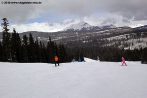 Eine junge Familie auf einer der mittelschweren (in USA blau markierten) Abfahrten oberhalb des Hermosa Park Express Lifts!