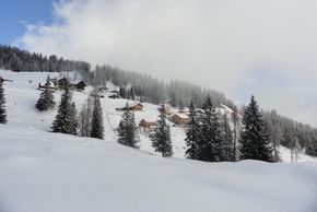 Tiefverschneite Almhütten - viele davon zu mieten