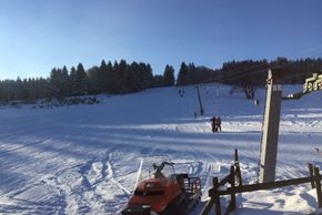 Insgesamt drei Schlepplifte transportieren die Wintersportler im Skigebiet.