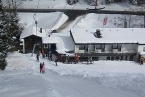 Blick auf die Talstation von Lift Eschenberg I und das Landgasthaus.