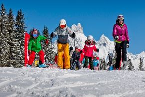 Auch die Kleinen freuen sich auf einen aufregenden Skitag.