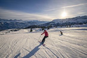 Skifahren am Morgen.