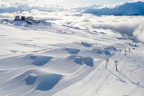 Kicker, Rails und die weltgrößte Halfpipe: Die Snowparks in LAAX sind der Hotspot für Freestyle-Action in den Alpen.