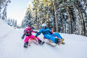 Rodel können direkt an der Bergstation geliehen werden.