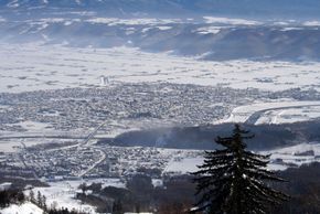 Das Skigebiet bietet sogar Pisten zum Nachtskifahren.