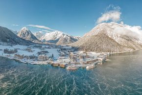 Blick auf das verschneite Dorf Pertisau