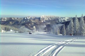 Schneeschuh-Trails führen durch die winterliche Landschaft.
