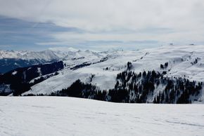 Skifahren vor beeindruckender Bergkulisse - Ausblick von der Bergstation Trattenbach