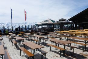 Après-Ski vor beeindruckender Kulisse an der Panorama Alm