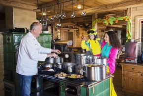 Beim Hüttenwirt am Klippitztörl gibts eine leckere Stärkung.