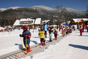 Die Kleinen können sich an den Übungshängen an ihren ersten Schwünge versuchen.